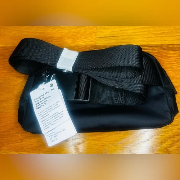 Lululemon Everywhere Belt Bag New York Graphic Black NWT - Picture 4 of 8